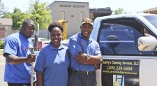 Terry Smith, propietario de Smitty's Cleaning Service, con empleados para pasar la aspiradora, quitar el polvo y limpiar ventanas, en Tuscaloosa, Alabama.
